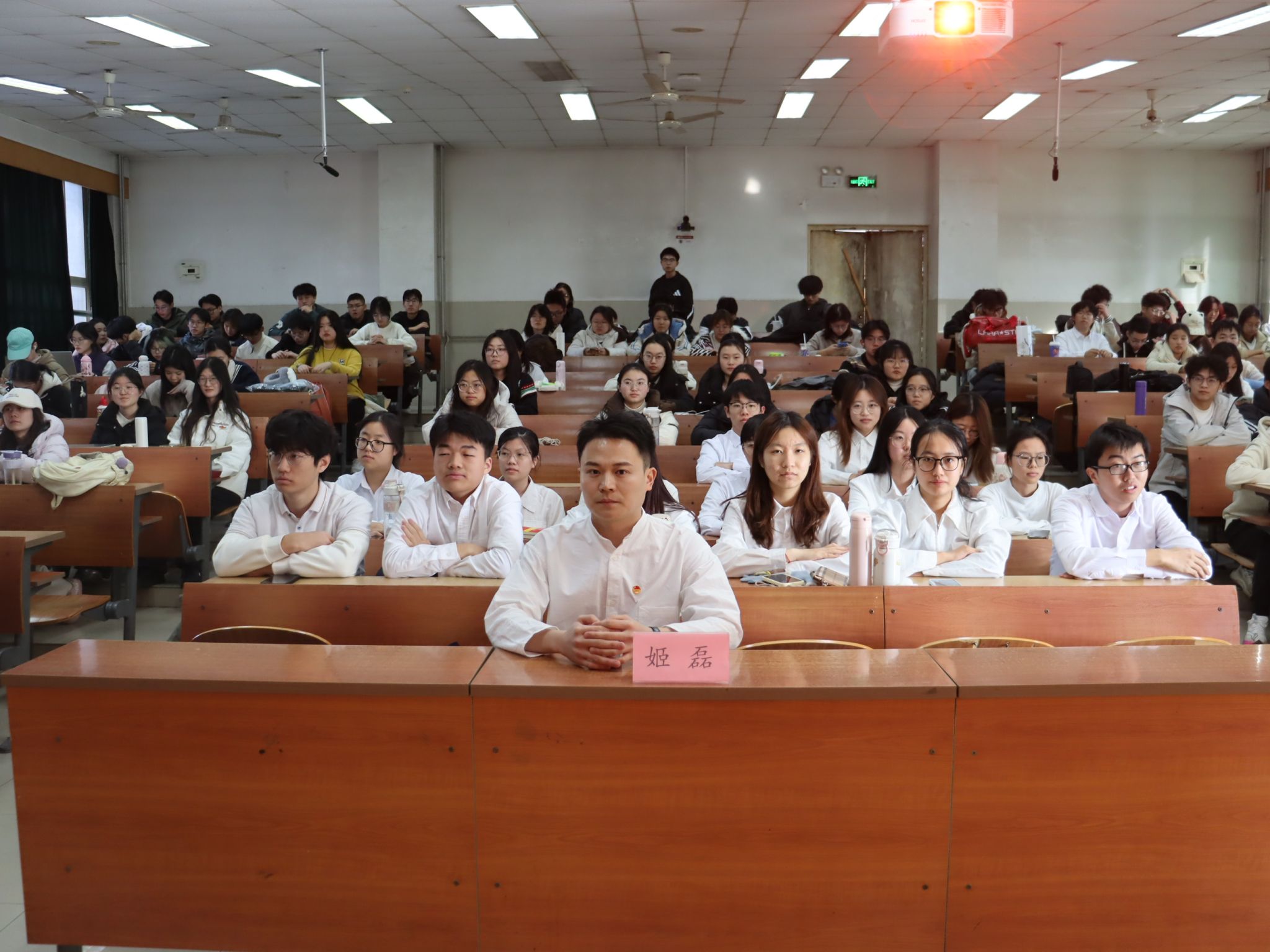 英国365集团官网举行2025年下半年新发展团员入团仪式暨团支部书记专题培训会